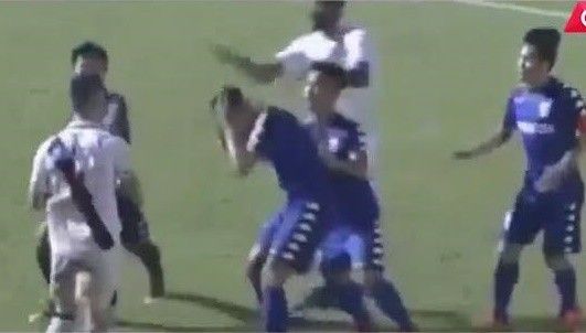 Đồng đội của thủ môn Bùi Tiến Dũng, Quang Hải bị đánh ở sân Gò Đậu