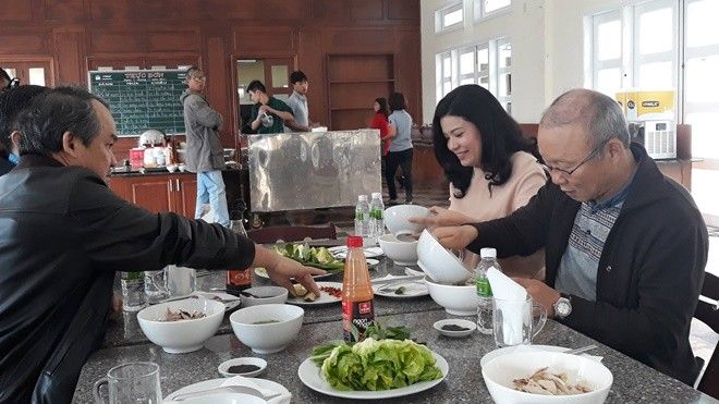 Bầu Đức đãi HLV Park Hang Seo ăn đặc sản Gia Lai