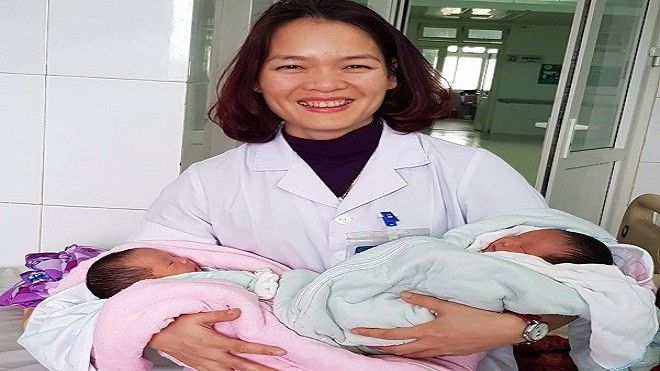 Sản phụ sinh đôi hiếm gặp, bé gái còn nguyên trong bọc ối