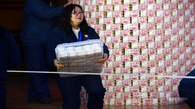 Nhân viên Trung Quốc khệ nệ bê tiền thưởng Tết, hai tay ôm mà vẫn thấy nặng