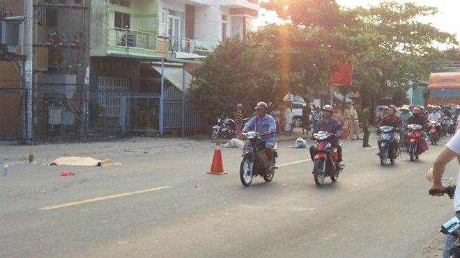 Xe tải kéo lê xe đạp hơn 10m, 1 phụ nữ bị cán qua người tử vong