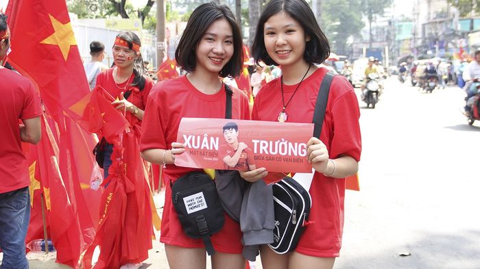 Dàn fan nữ xinh đẹp khoe sắc trước giờ giao lưu cùng U23 Việt Nam