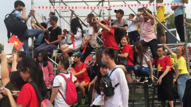 Cổ động viên nữ ngất xỉu tại SVĐ Thống Nhất, nhiều người quá khích trèo lên cả giàn giáo