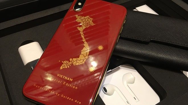 iPhone X màu đỏ với bản đồ Việt Nam phủ bột vàng 24K đẹp ấn tượng, giá 63 triệu đồng