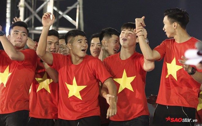 Không thể tin nổi độ lầy và lăng nhăng của 'quý phi' Hà Đức Chinh trên sân Thống Nhất