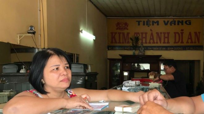 Giây phút bà chủ tiệm vàng đối mặt với tên cướp