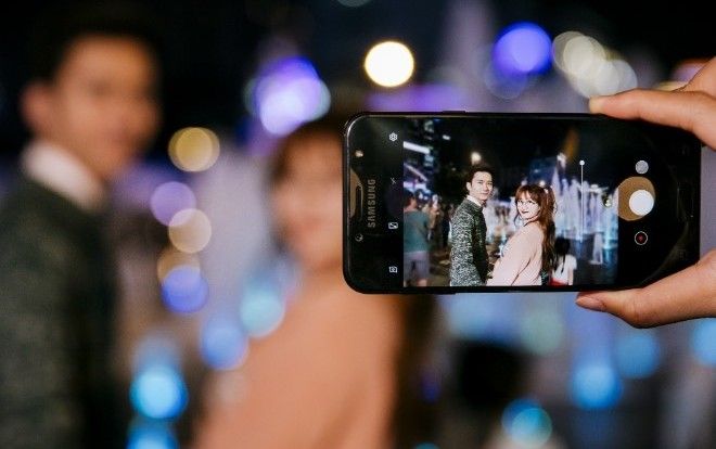 Bỏ túi 3 bí kíp selfie đẹp không tì vết giữa đám đông