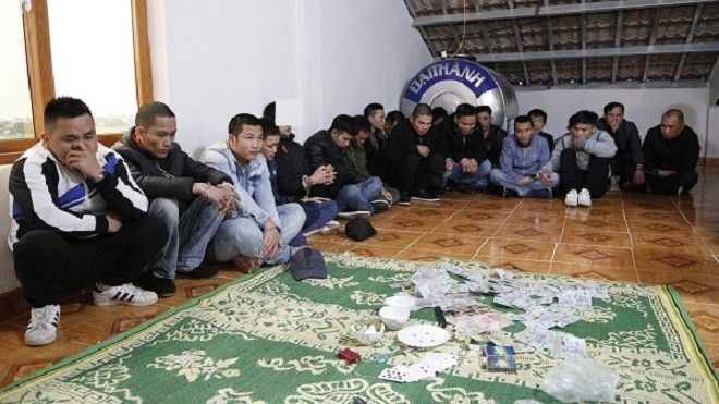 Bắt giữ 19 con bạc ‘đưa nhau’ lên mái nhà trốn cơ quan chức năng để sát phạt