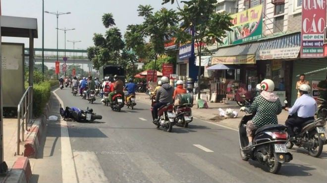 Nam thanh niên nguy kịch sau khi tông vào người phụ nữ đi bộ sang đường