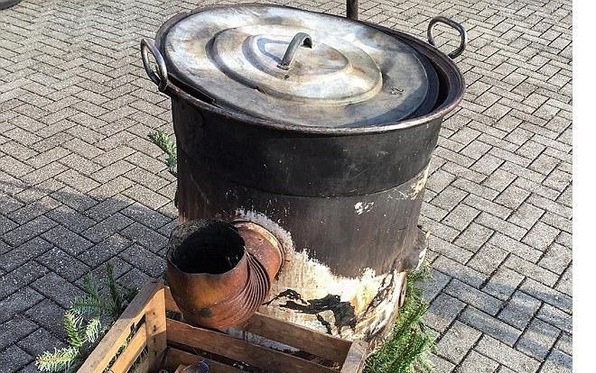 Kinh hãi thiếu nữ bị 'phù thủy' ném vào vạc nước sôi