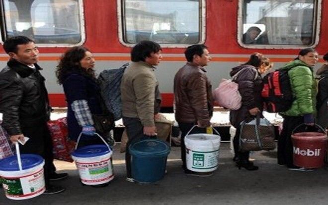 Không có vali, người dân khệ nệ xách thùng sơn về quê ăn Tết