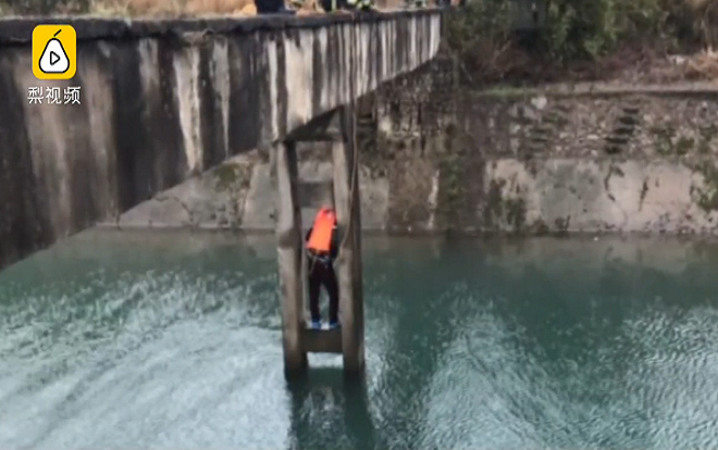 Đắng lòng anh chàng từ bỏ ý định nhảy sông tự vẫn vì lý do hài hước