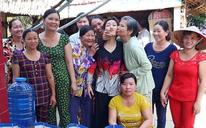 Việt Hương được người dân miền Tây hôn tới tấp trong chuyến thiện nguyện ngày cận Tết