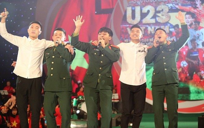 Xuân Trường, Văn Thanh cùng ban nhạc 'ba chú bộ đội' quậy tưng bừng sân khấu với ca khúc 'Làm người yêu anh nhé baby!'