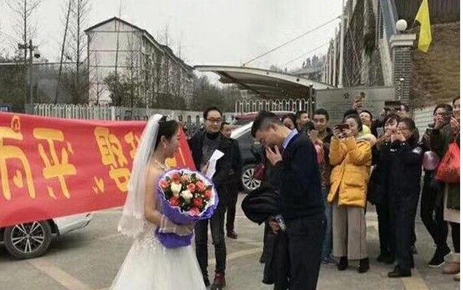Cô giáo mặc váy cưới tinh khôi, cầu hôn bạn trai ngay bên ngoài nhà tù gây sốt cộng đồng mạng