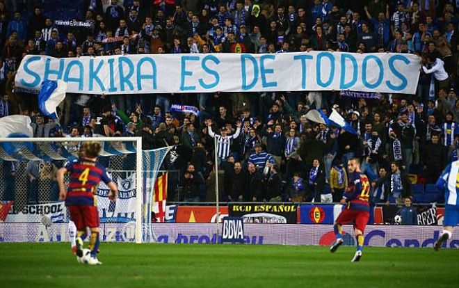 Gerard Pique lĩnh án vì ăn mừng khiêu khích khi bạn gái bị CĐV đội chủ nhà xúc phạm