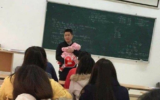 Thầy giáo tận tâm 'nhất hệ mặt trời' khi bế con cho sinh viên làm bài thi