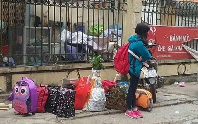 Con gái dù về quê ăn Tết hay đi đâu cũng đều ‘mang theo cả thế giới’