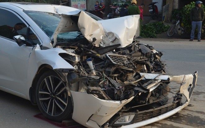 Tài xế xe con tử vong sau cú va chạm vào đuôi xe tải