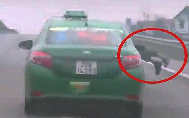 Cảnh sát nằm trên capo, tài xế taxi vẫn chạy xe với tốc độ cao