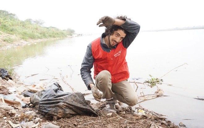 Nhiều người bất ngờ khi thấy chàng trai Tây nhặt rác và túi nilon làm sạch môi trường trong ngày Tết ông Công ông Táo