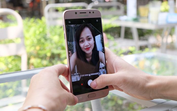 Đánh giá Galaxy J7 Pro màu hồng: Ngoại hình đẹp mê mẫn, selfie ấn tượng