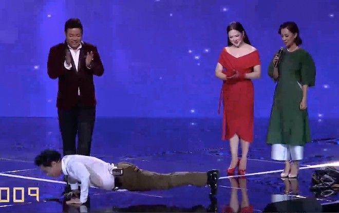 Chào năm mới, HLV Ngọc Sơn trổ tài hít đất liên tục 100 cái ngay trên sân khấu