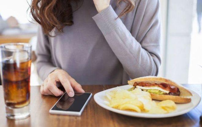 2018 rồi, bỏ ngay 6 thói quen xấu khi dùng điện thoại có thể ảnh hưởng sức khoẻ này đi