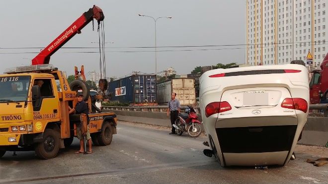Va chạm với xe tải, ô tô lật 'chỏng vó' trên cầu