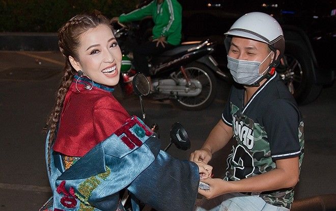 'Hot girl làng hài' Puka gây chú ý khi được 'đèo' đi sự kiện bằng xe máy