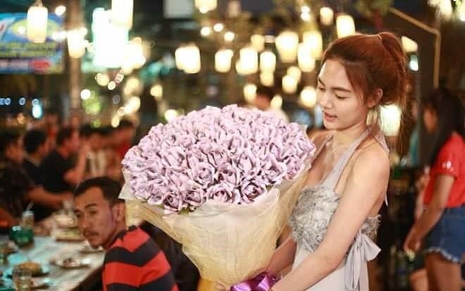 Cô gái 'chịu chơi' tặng bạn trai bó hoa làm từ 70 triệu đồng tiền mặt làm quà Valentine