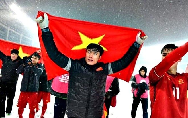 Khi thủ môn Bùi Tiến Dũng đối diện 'hiểm họa' mang tên Celeb