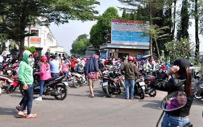 Không được trả lương Tết, nghìn công nhân bao vây công ty