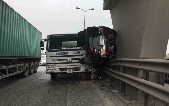 Fortuner bị xe bồn đâm, kẹp cứng trên dải phân cách