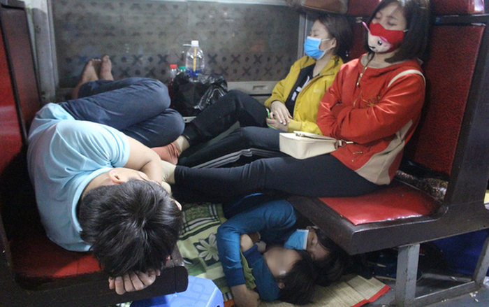 Hành khách chui gầm ghế để ngủ trong những chuyến tàu Tết