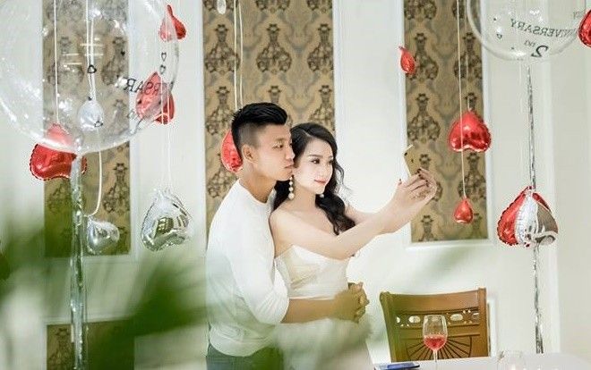 Bạn gái hot girl lo ngại chuyện các cô gái liên tục 'thả thính' Văn Thanh