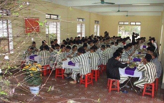 Ấm lòng bữa cơm tất niên của phạm nhân 'sang' gấp 5 lần ngày thường