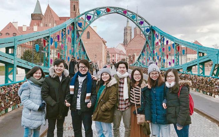 Du học sinh Việt tại Ba Lan bất chấp thời tiết lạnh giá, cùng nhau quay clip 'chúc tết phương xa'