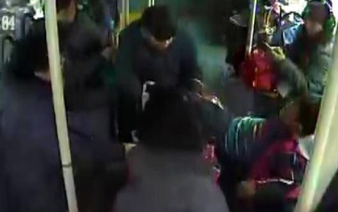 Tranh giành chỗ trên xe buýt, bé trai bị ông lão 70 tuổi kéo tới chấn thương sọ não