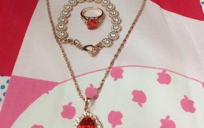 Tranh cãi nảy lửa chuyện vợ trẻ khoe được tặng bộ trang sức bằng vàng, dân mạng 'bóc phốt' nghi là đồ mỹ ký