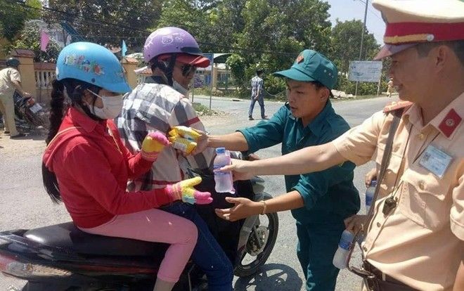 Xúc động hình ảnh CSGT lập chốt phát nước, bánh ngọt miễn phí từ sáng đến tối mịt cho người dân về quê ăn Tết