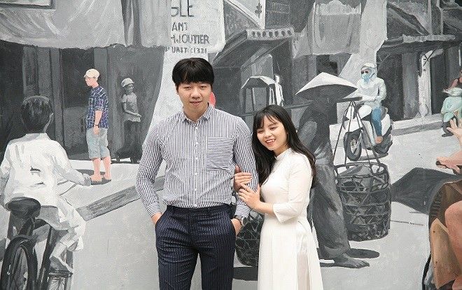 Giới trẻ xúng xính váy áo đến chụp ảnh trên con đường bích họa Phùng Hưng ngày 28 Tết