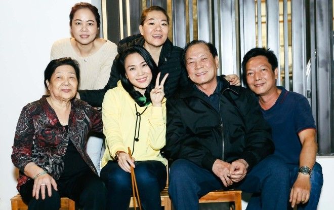 Mỹ Tâm quây quần bên ba mẹ nấu bánh tét dịp cuối năm