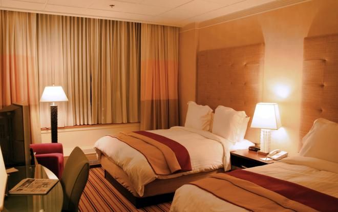 Bí mật sau cánh cửa đóng kín của phòng khách sạn