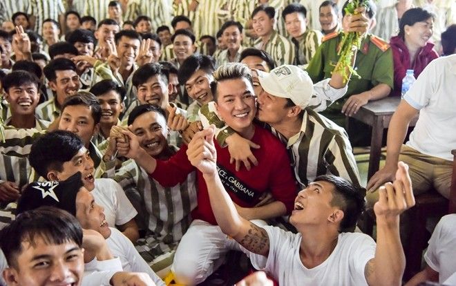 Đàm Vĩnh Hưng xúc động hát giữa hàng trăm phạm nhân dịp cuối năm