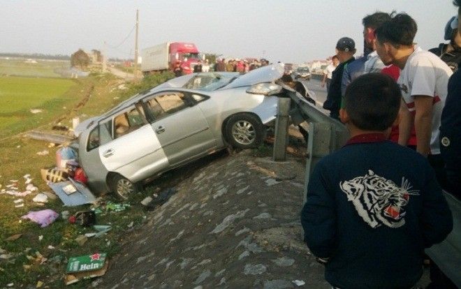 Xe 7 chỗ chở gia đình về quê ăn Tết gặp nạn, 2 người tử vong