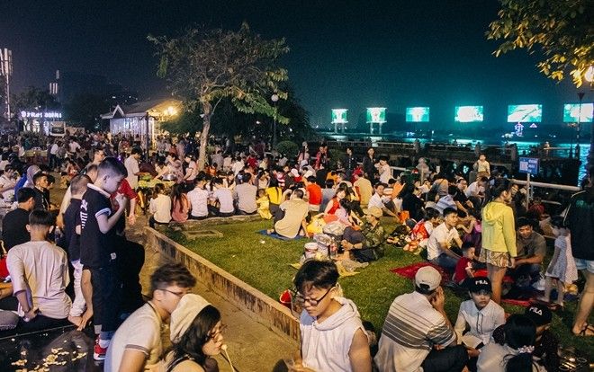 Hàng nghìn người mang chiếu ra đường, ngồi 'canh' pháo hoa trong đêm giao thừa