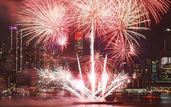 Mãn nhãn pháo hoa đêm giao thừa: Trời Tây, trời ta đều sáng rực chào đón năm Mậu Tuất