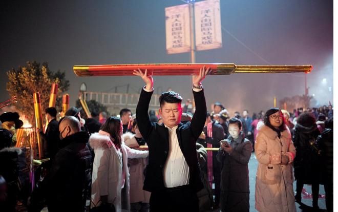 Người châu Á đổ xô đi lễ chùa cầu năm mới bình an