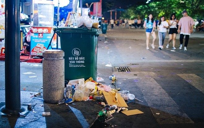 Ngao ngán với những hình ảnh phản cảm của du khách đầu năm mới